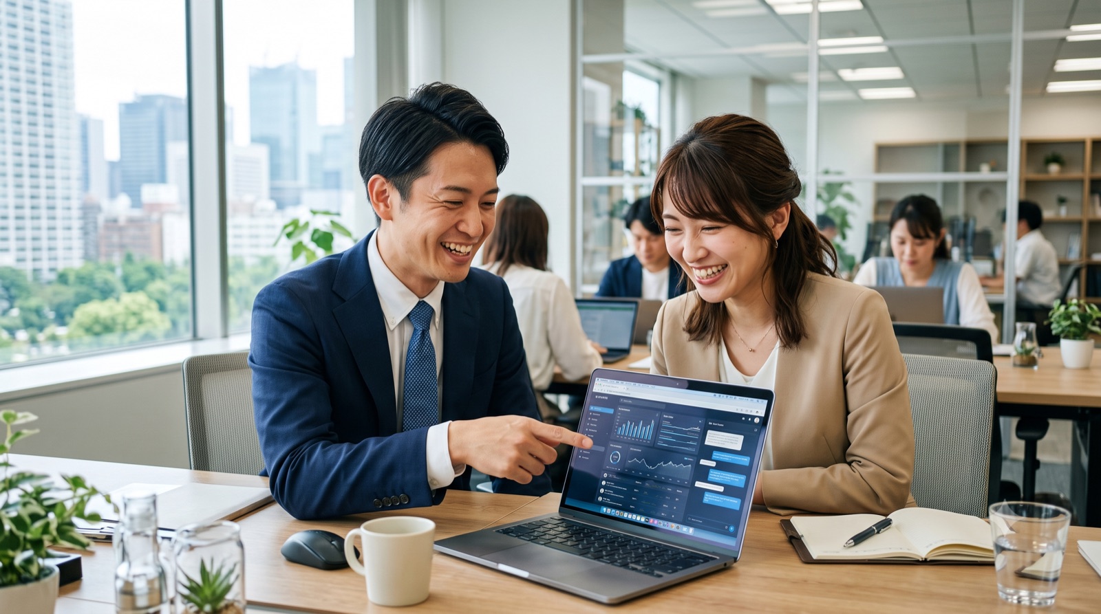 ノートPCを前に笑顔で一緒にAIを学ぶ様子